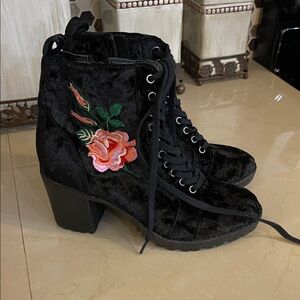 Report Clarissa Black Velvet Embroidered goth Women's Shoes size 6